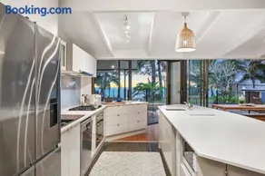 Absolute Beachfront Family Retreat - Image 4