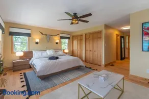Luxury Hillside Farmhouse on The Bay of Quinte - Image 2