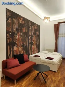 T8 "The Crimson Suite" Apartment with 2 bathrooms - Image 2