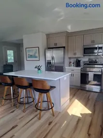 Cozy Country Cottage - Image 3