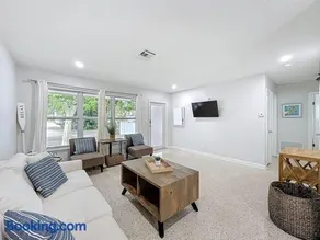 Close to Beaches, Restaurants Cozy 2 bedroom home - Image 4