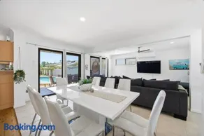 Family Home with Pool, Canal Access, Sleeps 9 - Image 3