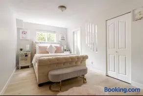The Oxford Signature Luxury Entire Family Suite - Image 3