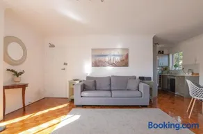 Beachside Clovelly Living w Parking 50m to Beach - Image 4