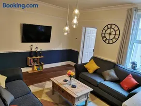 Family Friendly I Pets Welcome I Short Walk to Railway Station I 10min Drive to Safari Park - Image 3