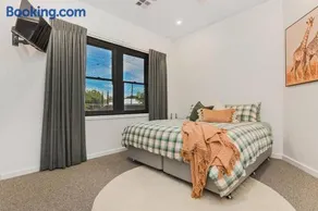 COSY RETREAT ON FOREST --- Offering 3 Comfortable Bedrooms - Sleeps Up to 6 - Please Note - If Booking for 5 or more guests all 3 rooms will be required - Image 2