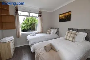 Sighthill 3 Bedrooms with Private Garden - Image 2