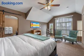 Prairie Oasis I Sleeps 16 l BBQ & Patio l Smart TV - Image 3