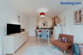 The Diickens Den - Stylish Rochester 1BR Flat - Sleeps 4 - Walk to High St, Castle & Station with Secured Parking - Contractor - Friendly and Ideal for Long Stays - Image 4