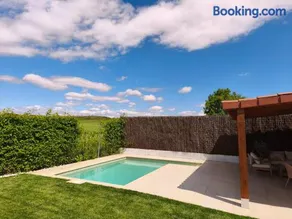 Bonita casa con jardín y piscina - Image 4
