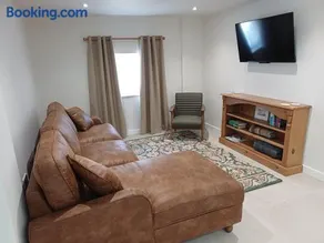 Detached Cottage in heart of Castle Donington with private parking - Image 3