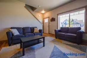 CDA Hideaway 4 bed 3 Bath Modern Mid Term Rental - Image 2