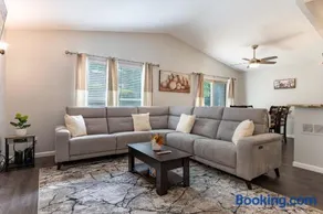 Perfect Getaway 3BR 3BA Home Close to Parks and Shopping - Image 2
