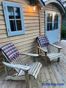 Chez Maurice Luxury Shepherds Hut with Bath and Hot Tub - Image 2