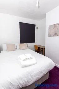 4 Bedroom House in Wolverhampton Sleeps 8 Ideal for Contractors - Image 3