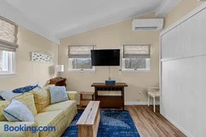 Cozy apartment, private beach & jacuzzi - Image 4