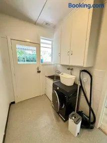 Elegant 4BR Home in Red Hill - Image 3