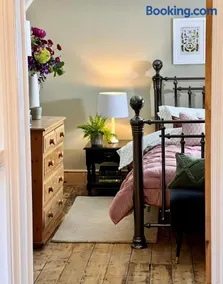 6 Luxury home near family park Pet friendly - Image 2