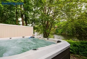 Le Chalet Brun, jacuzzi en bord de lac - Image 2