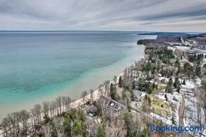 Getaway on Crystal Clear Lake Main and Guest House - Image 3