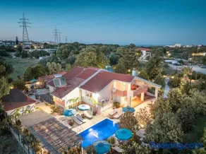 Artzy Villa - Image 2
