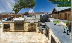 GORGEOUS 5-bd 4ba w Pool, Hot Tub, 2 kitchens, & Game Room Near Dallas Airports! - Image 5