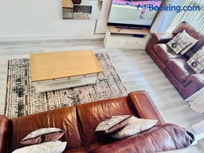 Luxury 4 bed house in Coventry - Image 2