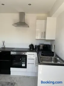 One Bedroom Luxurious Flat - Image 5