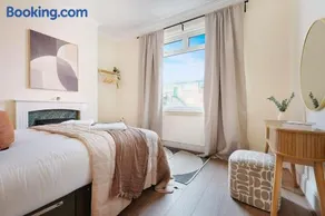 Elegant 4BR Houghton St Sleeps 7 by Stay With Us - Image 1