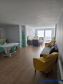 Amplio y moderno piso de 4 habitaciones y terraza - Image 1