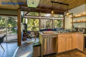SURFERS GUESTHOUSE Tofino - Image 2