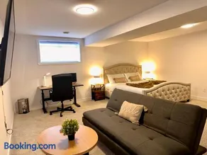 Cozy and Spacious Suite in a Pet and Smoke free Home - Self checkin Anytime - Private Ensuit Bath - King Bed - Ultra Fast Wifi - Free Parking - Smart TV - Image 3