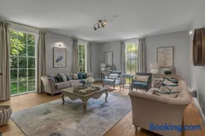 Stylish 4-Bed Apartment in Suffolk l Near Town - Image 2