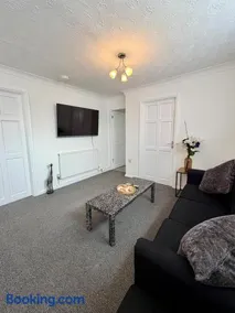 Spacious 3-Bed Home, Sleeps 6, Free Parking Wi-Fi - Image 5