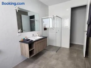 Minutes to the Beach! King Bed with TV, Spa Bath - Image 3