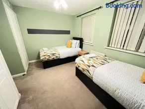 Lovely 4 Bedroom Town House in Sittingbourne 7 beds - Image 4