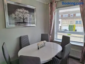 Modern townhouse with easy access to London - Image 3