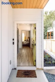 ModTrio 3BR with ensuites & Garage Mins to Uptown - Image 1