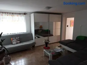 Karos Centrál Apartmanház - Image 1