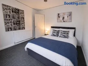 Modern 2 Bedroom Home in Liverpool With Free Parking - Image 4