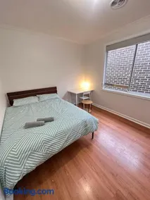 Comfortable Queen Room in Spacious Broadmeadows Home - CR5 - Image 1