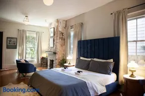 Intimate Library Studio - Minutes to Forsyth Park - Image 1