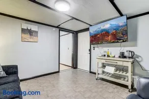 Cozy 1BR Retreat Sleeps 4 Near I-70 & DEN - Image 3