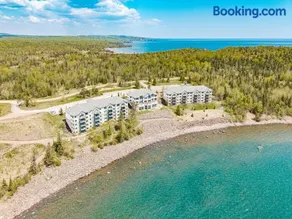 Majestic Lake Views Studio 2-Queen Beds and Heated Pools - Image 2