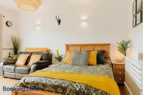 Luxury Private Suite-Parking, Courtyard & Wi-Fi - Image 1