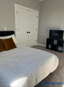 The Skylight Retreat - Private 3BR Home in Saint Paul - Image 1