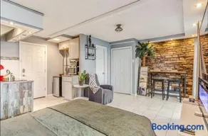 Private Studio Suite with Separate Entrance & Backyard, Quiet Brooklyn Stay - Image 2