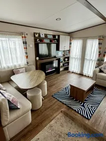 166 unity beach central location sleeps 8 pet friendly caravan - Image 2