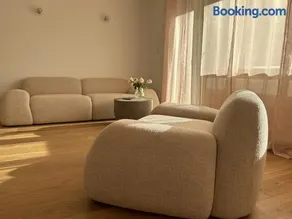 Luxury Lakefront Apartment - Image 4