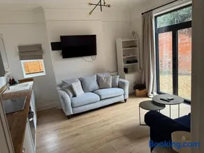 Freshly decorated apartment 10 mins from Cotswolds Child Friendly Great location with plenty of nearby free parking freestanding bath and outdoor private terrace area - Image 4